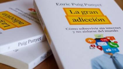 "La gran adicción" recopila casos reales de personas que, deseosas de recuperar el contacto directo con los demás y consigo mismas, han decidido desconectarse