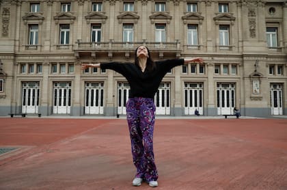 La gran bailarina Marianela Nuñez en su visita de hace dos años, posando en la plaza seca, sobre el taller de escenografía ubicado justo abajo