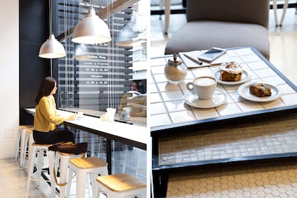 La gran barra a la calle y varias mesas bajas están revestidas con venecita y módulos símil venecita hexagonal.