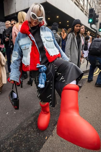 La "Gran Bota Roja" de MSCHF ha sido un éxito entre fashionistas y famosos.