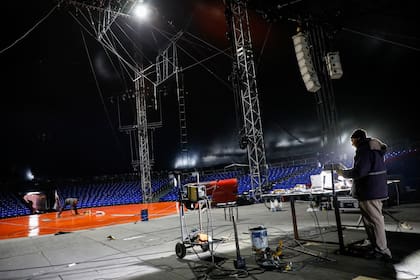 La gran carpa del circo Servian, a pleno preparativos para la seguidilla de shows que darán durante las vacaciones de invierno