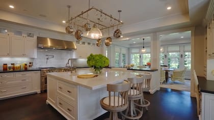 La gran cocina con muebles blancos