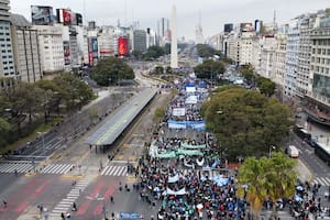 El cruce de las marchas de la CGT y de la izquierda dejó una ciudad “sitiada” y caótica