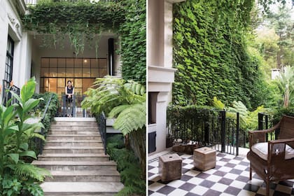 La gran escalinata enmarcada de verde es la estrella del lugar, que conecta la galería con el jardín. Los helechos arborescentes y las achiras anticipan el estilo tropical que se descubre al recorrer el espacio (izq.). El interior de la casa y el jardín se unen este encantador rincón con chimenea (d