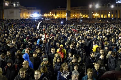 La gran espera: miles de personas se congregaron en la Plaza San Pedro, ayer por la tarde, bajo la llovizna y el frío, para ser testigos de la primera fumata en 2013
