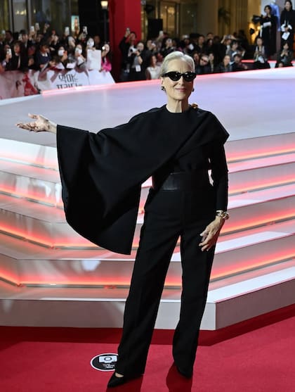 La gran estrella de Hollywood llevó en Seúl un diseño con capa asimétrica y faja de cuero y zapatos de Celine, anteojos oscuros de Oliver Peoples y yogas de Leighton y Diamond is for ever