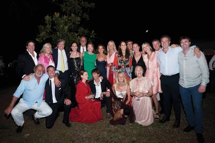 La gran familia de Luisa, hija única de Agustina Braun y el “Negro” Demarchi. De izquierda a derecha, de pie, Diego Braun, Teresa Blaquier, Jandri
Blaquier, Marina Hoeffner, Fito Zuberbühler, Agustina Braun, Greta Hoeffner, Teresa Zuberbühler, Marina Peralta Ramos, Martín Braun, Ginette
Reynal, Alejandra Hoeffner. Alejandro Agote, Juan José Blaquier y Eduardo Blaquier. En cuclillas, Giuseppe Vianini, Hernán Agote, Juana Hoeffner,
Franky Braun, Marina Blaquier y Agustina Blaquier, abuela de la novia.