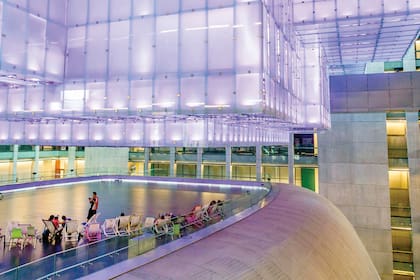La Gran Lámpara, espacio destinado a exposiciones, se encuentra en el centro del edificio y está constituido por una estructura colgante y vidriada de 2000 metros cuadrados