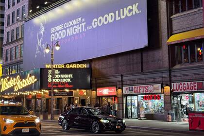 La gran marquesina del Winter Garden Theatre, en Nueva York, anuncia la obra que es suceso en Broadway