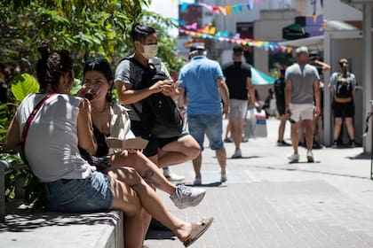 
La gran mayoría de los locales despachan la comida para llevar o consumir en la vereda