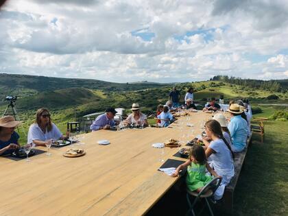 La gran mesa de 12 metros, marca registrada en Sacromonte.