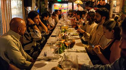 La gran mesa para 60 personas que vió pasar gastronomía de lujo acompañada del mejor vermut.