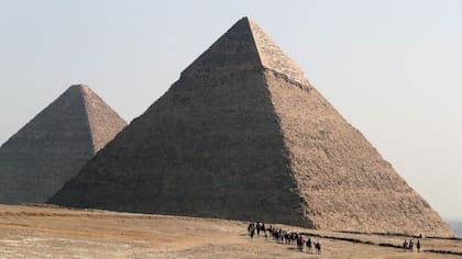 La Gran Pirámide, que se ve al fondo, es la mayor de las tres pirámides situadas en Giza.