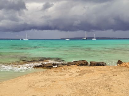 La gran playa de Es Copinar, al sur de Formentera. Sus aguas son increíblemente claras.