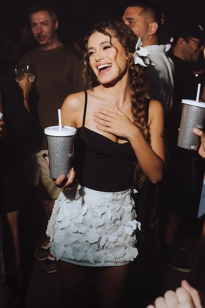 La gran
protagonista, Mora Bianchi,
con top negro de breteles finos y mini de flores,
en el medio de la pista.