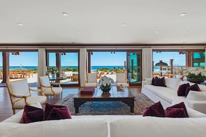 La gran sala de estar cuenta con puertas abatibles de cristal que conducen a una terraza privada con vista al mar