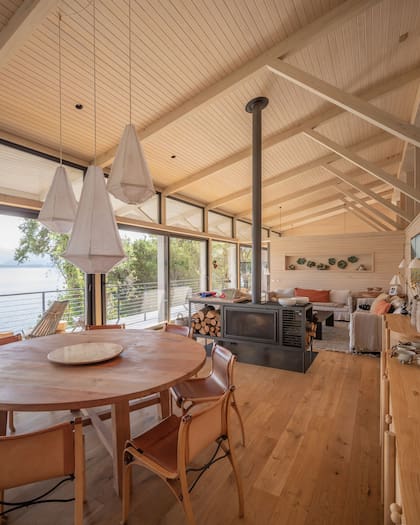 La gran salamandra tiene frentes de vidrio templado en ambas caras para ver el fuego desde el living y el comedor