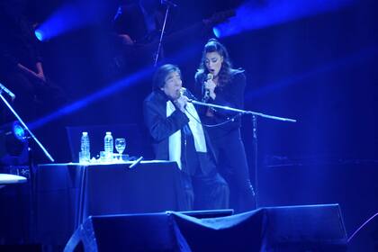 La gran sorpresa de la noche: Tini Stoessel cantó junto a Cacho Castaña