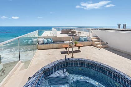 La gran terraza, en la cual se pueden apreciar el jacuzzi y las comodidades del spa.