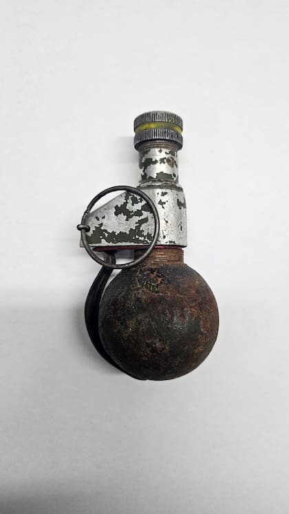 La granada FMK‑2 retirada por especialistas del Departamento Explosivos; fue trasladada al Tiro Federal Córdoba para su análisis