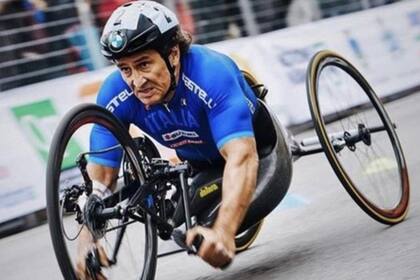 De 53 años, el ex piloto de Fórmula 1 y CART, entre otras categorías, es un apasionado por el deporte: es bicampeón paralímpico de handbike.
