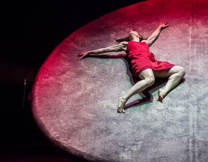 La gravedad es el principal desafío que afronta la bailarina del vestido rojo cuando el air track se inclina y tiene que treparlo cuesta arriba