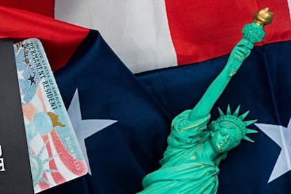 La green card es el documento de identidad que permite a los no ciudadanos vivir y trabajar de forma permanente en los Estados Unidos