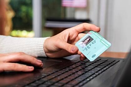 La green card es un documento de identificación válido y  una prueba de cumplir con los requisitos para vivir y trabajar en Estados Unidos