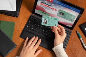 La green card se puede obtener por diferentes vías en Estados Unidos