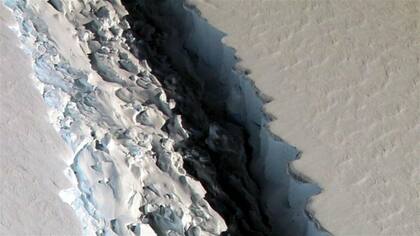 Una grieta antártica aumenta su tamaño rápidamente