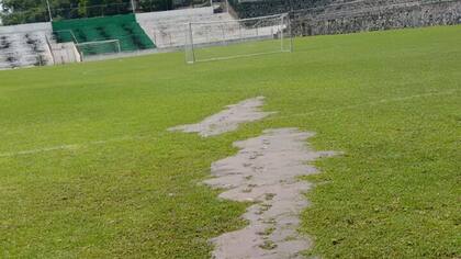 La grieta del estadio Mariano Matamoros, por donde subió el agua desde las entrañas de la tierra