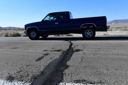 La grieta en una ruta al norte de Ridgecrest tras el terremoto