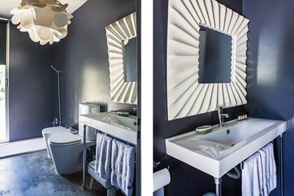 El espejo de loza blanca (comprado en un viaje a París) y la lámpara de techo (Christian Koban) se roban toda la atención. Los sanitarios son de Ferrum, la jabonera metalizada, de Crate Barrel, y el vanitory se hizo a medida sobre un diseño de Guillermo.