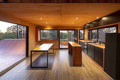 La grifería y los electrodomésticos, incluida la heladera, son de color negro, reforzando la estética