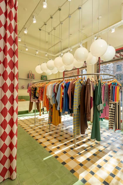 La grilla de lámparas de inspiración vintage fue un diseño de Molinelli. "Vuelcan el peso del local al centro", explica.