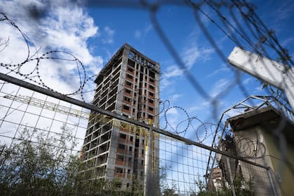 La grúa detenida permanece junto al edificio, sin movimiento desde la interrupción de la obra