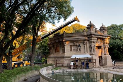 La grúa eleva el contenedor que llevará a Mara a su destino en Brasil