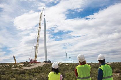 La grúa entona el tinu, tinu, tinu de alerta antes de subir las aspas, de 50 metros de largo y ocho toneladas, a una altura de 80 metros