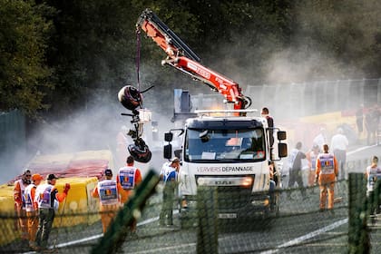 La grúa levanta los restos del auto de Correa; el ecuatoriano protagonista del espectacular accidente en el que murió su amigo Anthoine Hubert, en la carrera de Fórmula 2, en Spa-Francorchamps, en 2019