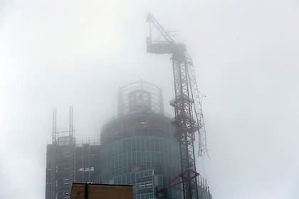 La grúa quedó completamente destruida tras el choque del helicóptero