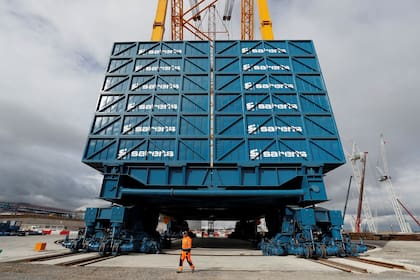 La grúa Sarens SGC 250, también conocida como Big Carl, es capaz de levantar hasta 5200 toneladas