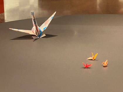 La grulla de Obama, junto a tres pequeñas grullas de origami plegadas por Sadako Sasaki