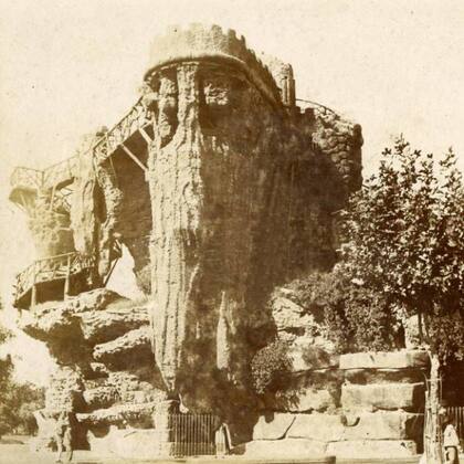 La gruta de Constitución tenía una parte que era como un castillo semidestruído y otra que representaba lava deslizándose sobre la roca