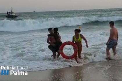La guardavidas y el niño pudieron salir del agua con la ayuda de una embarcación que los socorrió