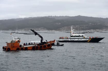 La Guardia Civil asume la difícil tarea de interceptar alijos de cocaína en las costas gallegas