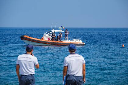 La Guardia Costera de Italia monitorea las playas italianas, el 13 de agosto de 2025