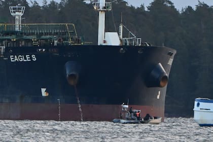 La Guardia Costera finlandesa detiene una embarcación junto al petrolero Eagle S, registrado en las Islas Cook, en el Golfo de Finlandia, el lunes 30 de diciembre de 2024