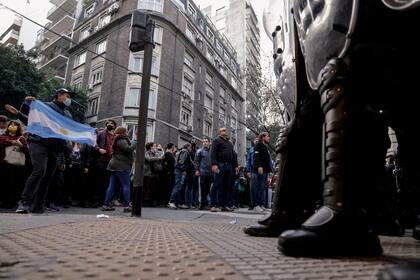 La Guardia de Infantería custodia la zona cercana al departamento de Cristina Fernández de Kirchner.