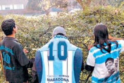 La guardia de los fans afuera de la clínica donde se encontraba internado Maradona