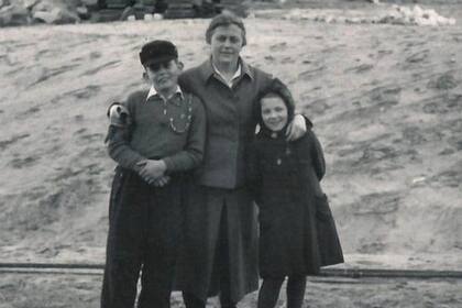La guardia Johanna Langefeld con su hijo y la hija de otro guardia